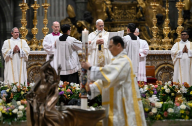 O Papa: ressuscitados com Cristo, podemos dar vida a um mundo novo, de paz e de unidade