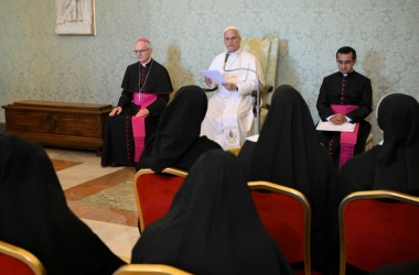 O Papa: no silêncio, cultivar a atenção e ser sensível à voz de quem é ignorado
