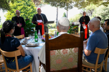 À mesa com os últimos: no encontro com o outro revela-se o rosto do Evangelho
