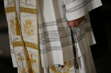 Papa reza o terço em Lourdes: Corramos com confiança em direção a Maria