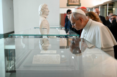 Papa aos universitários: sejam artesãos de paz, o rearmamento enriquece as elites